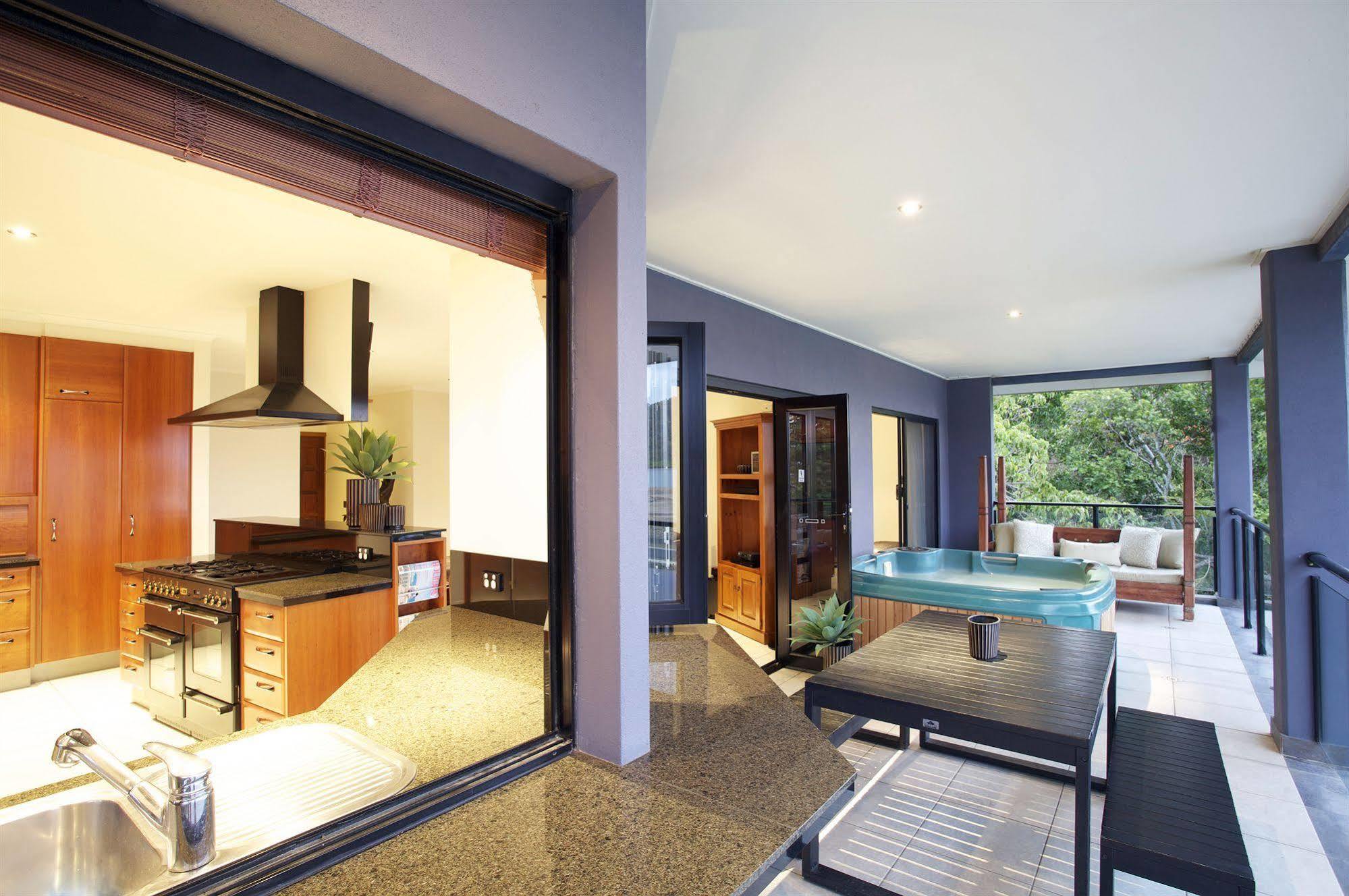 At Waterfront Whitsunday Retreat - Adults Only Aparthotel Airlie Beach Buitenkant foto